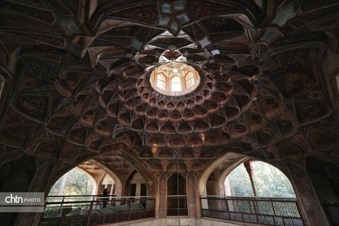 جایی میان نور و نقش، جلوه‌هایی از زیبایی کاخ هشت‌بهشت اصفهان