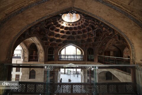 جایی میان نور و نقش، جلوه‌هایی از زیبایی کاخ هشت‌بهشت اصفهان