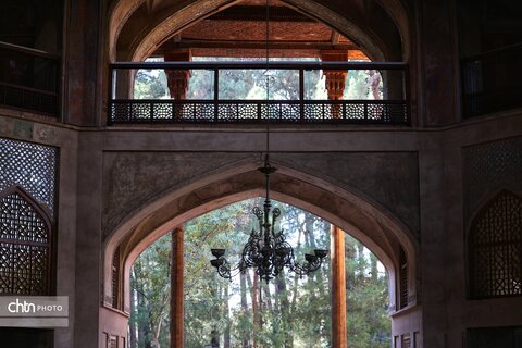 جایی میان نور و نقش، جلوه‌هایی از زیبایی کاخ هشت‌بهشت اصفهان