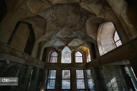 جایی میان نور و نقش، جلوه‌هایی از زیبایی کاخ هشت‌بهشت اصفهان