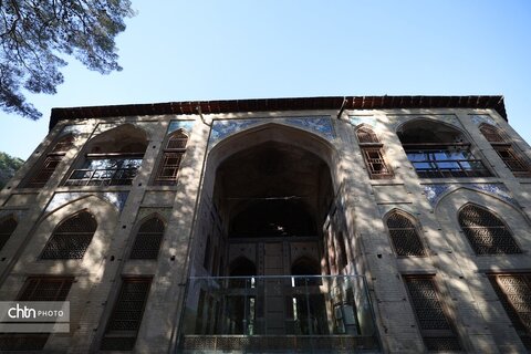 جایی میان نور و نقش، جلوه‌هایی از زیبایی کاخ هشت‌بهشت اصفهان