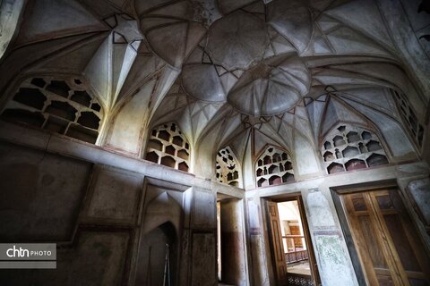 جایی میان نور و نقش، جلوه‌هایی از زیبایی کاخ هشت‌بهشت اصفهان