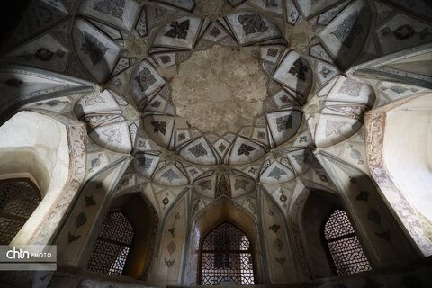 جایی میان نور و نقش، جلوه‌هایی از زیبایی کاخ هشت‌بهشت اصفهان