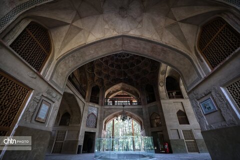 جایی میان نور و نقش، جلوه‌هایی از زیبایی کاخ هشت‌بهشت اصفهان