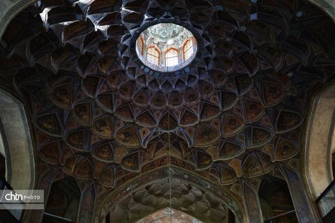 جایی میان نور و نقش، جلوه‌هایی از زیبایی کاخ هشت‌بهشت اصفهان