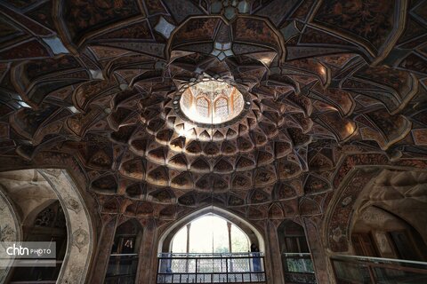 جایی میان نور و نقش، جلوه‌هایی از زیبایی کاخ هشت‌بهشت اصفهان