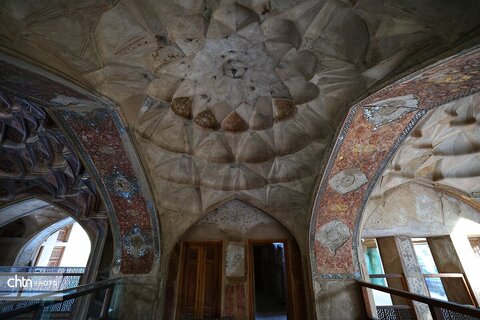 جایی میان نور و نقش، جلوه‌هایی از زیبایی کاخ هشت‌بهشت اصفهان