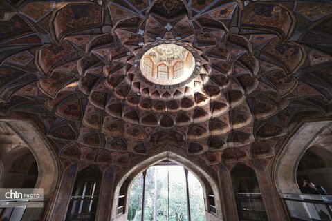 جایی میان نور و نقش، جلوه‌هایی از زیبایی کاخ هشت‌بهشت اصفهان