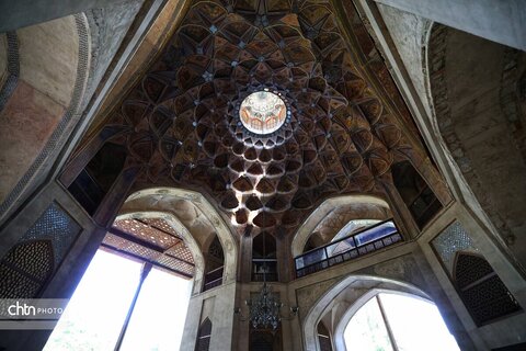 جایی میان نور و نقش، جلوه‌هایی از زیبایی کاخ هشت‌بهشت اصفهان