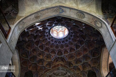 جایی میان نور و نقش، جلوه‌هایی از زیبایی کاخ هشت‌بهشت اصفهان