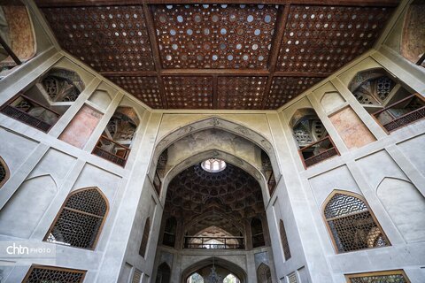 جایی میان نور و نقش، جلوه‌هایی از زیبایی کاخ هشت‌بهشت اصفهان