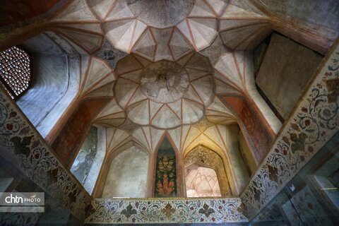 جایی میان نور و نقش، جلوه‌هایی از زیبایی کاخ هشت‌بهشت اصفهان