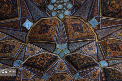 جایی میان نور و نقش، جلوه‌هایی از زیبایی کاخ هشت‌بهشت اصفهان