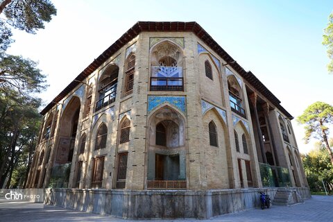 جایی میان نور و نقش، جلوه‌هایی از زیبایی کاخ هشت‌بهشت اصفهان