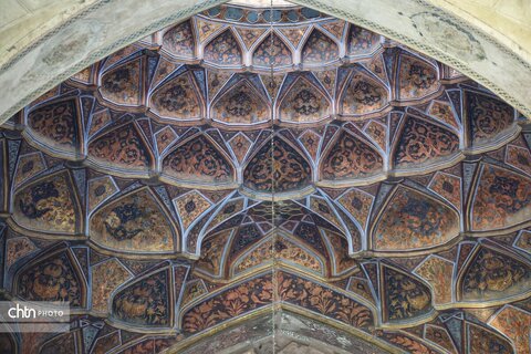 جایی میان نور و نقش، جلوه‌هایی از زیبایی کاخ هشت‌بهشت اصفهان