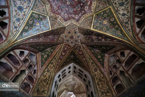 جایی میان نور و نقش، جلوه‌هایی از زیبایی کاخ هشت‌بهشت اصفهان