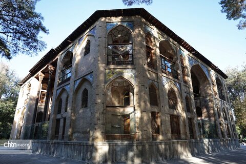 جایی میان نور و نقش، جلوه‌هایی از زیبایی کاخ هشت‌بهشت اصفهان