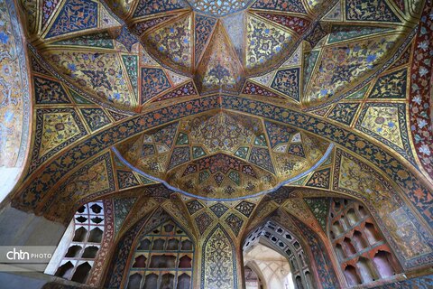 جایی میان نور و نقش، جلوه‌هایی از زیبایی کاخ هشت‌بهشت اصفهان