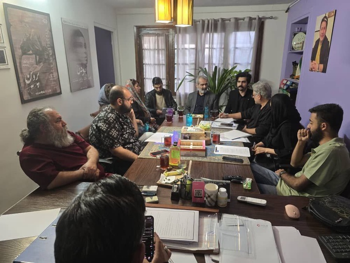 اختلافات یک گروه نمایشی و یک تماشاخانه بررسی شد