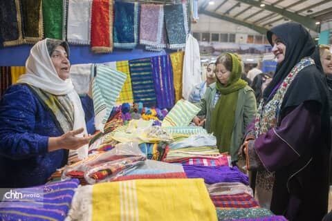 بازدید معاون صنایع‌دستی کشور از غرفه خراسان شمالی در نمایشگاه کرمانشاه