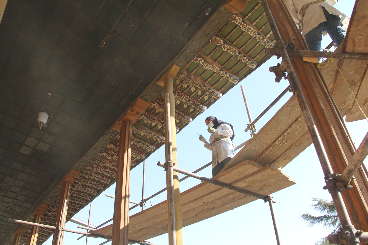 پروژه مرمت تزئینات کاخ چهلستون به مراحل پایانی رسید/ بازدید سرپرست اداره کل میراث‌فرهنگی قزوین از روند اجرای پروژه