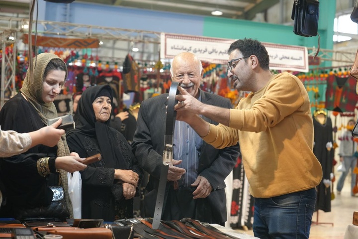 استقبال گسترده مردم کرمانشاه از نمایشگاه سراسری صنایع‌دستی / حمایت مردم کرمانشاه از هنرمندان کشور