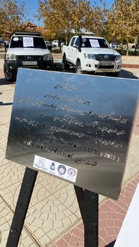 نصب تابلوی یادبود گرم‌ترین نقطه زمین در بیابان لوت با مشارکت کانون جهانگردی و اتومبیلرانی