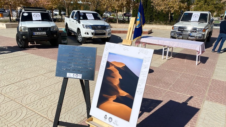 نصب تابلوی یادبود گرم‌ترین نقطه زمین در بیابان لوت با مشارکت کانون جهانگردی و اتومبیلرانی