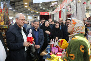بازدید دستیار رئیس جمهور از غرفه هنرمندان صنایع‌دستی اردبیل