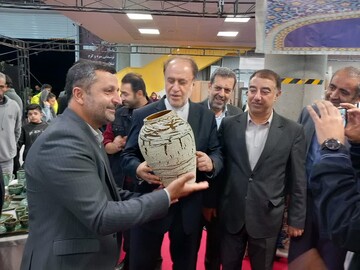 بازدید نایب رئیس مجلس از نمایشگاه ملی اقوام و صنایع‌دستی در همدان