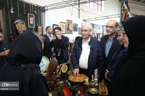 بازدید دستیار رئیس جمهور از غرفه هنرمندان صنایع‌دستی اردبیل
