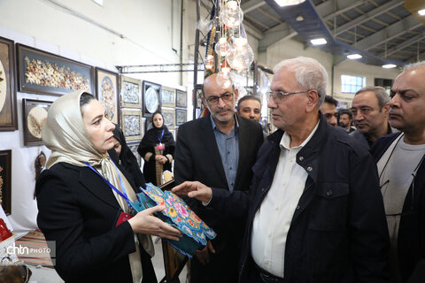 بازدید دستیار رئیس جمهور از غرفه هنرمندان صنایع‌دستی اردبیل