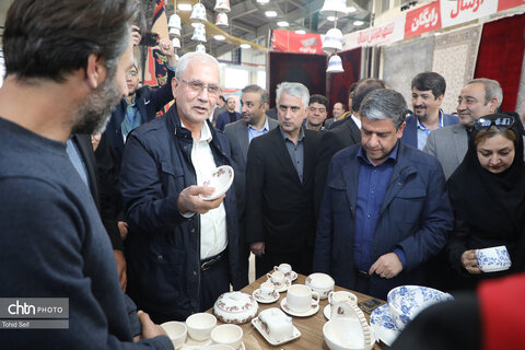 بازدید دستیار رئیس جمهور از غرفه هنرمندان صنایع‌دستی اردبیل