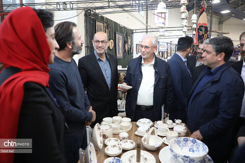 بازدید دستیار رئیس جمهور از غرفه هنرمندان صنایع‌دستی اردبیل