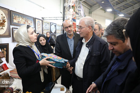 بازدید دستیار رئیس جمهور از غرفه هنرمندان صنایع‌دستی اردبیل