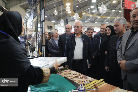 بازدید دستیار رئیس جمهور از غرفه هنرمندان صنایع‌دستی اردبیل