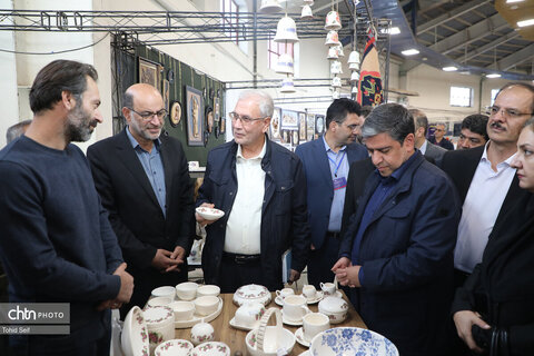 بازدید دستیار رئیس جمهور از غرفه هنرمندان صنایع‌دستی اردبیل
