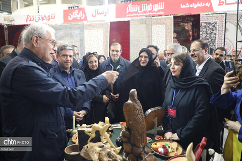 بازدید دستیار رئیس جمهور از غرفه هنرمندان صنایع‌دستی اردبیل