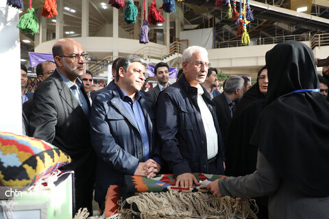 بازدید دستیار رئیس جمهور از غرفه هنرمندان صنایع‌دستی اردبیل