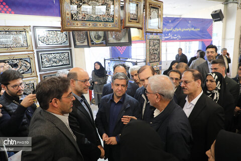 بازدید دستیار رئیس جمهور از غرفه هنرمندان صنایع‌دستی اردبیل