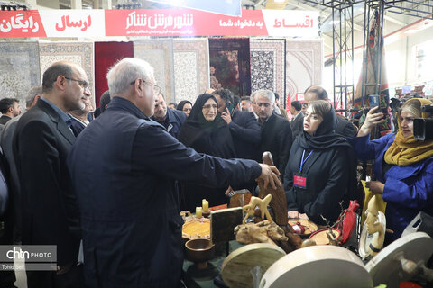 بازدید دستیار رئیس جمهور از غرفه هنرمندان صنایع‌دستی اردبیل