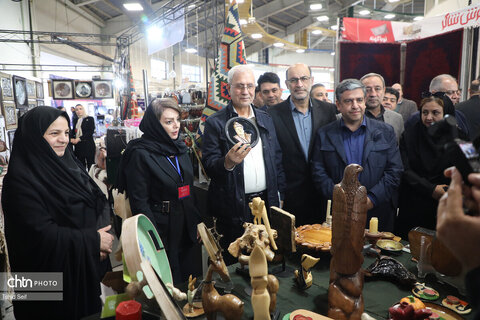 بازدید دستیار رئیس جمهور از غرفه هنرمندان صنایع‌دستی اردبیل