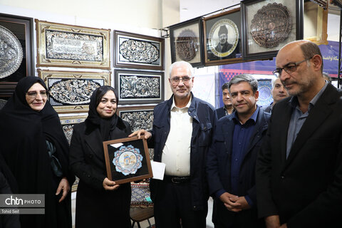 بازدید دستیار رئیس جمهور از غرفه هنرمندان صنایع‌دستی اردبیل