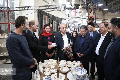 بازدید دستیار رئیس جمهور از غرفه هنرمندان صنایع‌دستی اردبیل