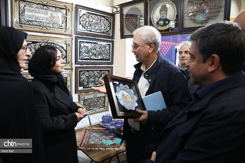 بازدید دستیار رئیس جمهور از غرفه هنرمندان صنایع‌دستی اردبیل