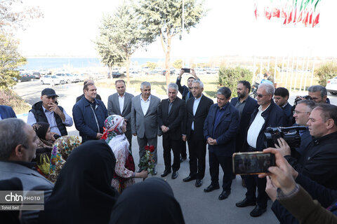 بازدید دستیار رئیس جمهور از غرفه هنرمندان صنایع‌دستی اردبیل