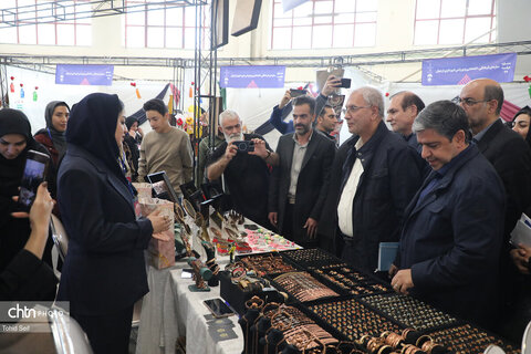بازدید دستیار رئیس جمهور از غرفه هنرمندان صنایع‌دستی اردبیل