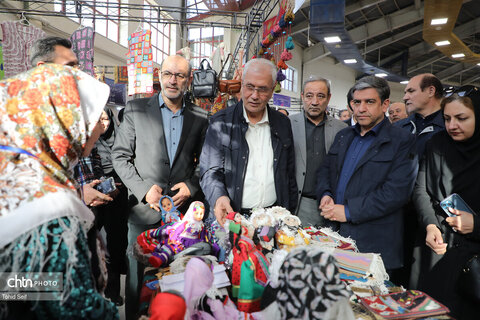 بازدید دستیار رئیس جمهور از غرفه هنرمندان صنایع‌دستی اردبیل