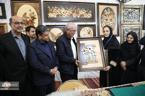 بازدید دستیار رئیس جمهور از غرفه هنرمندان صنایع‌دستی اردبیل