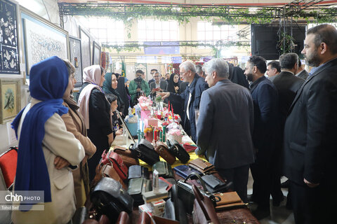 بازدید دستیار رئیس جمهور از غرفه هنرمندان صنایع‌دستی اردبیل